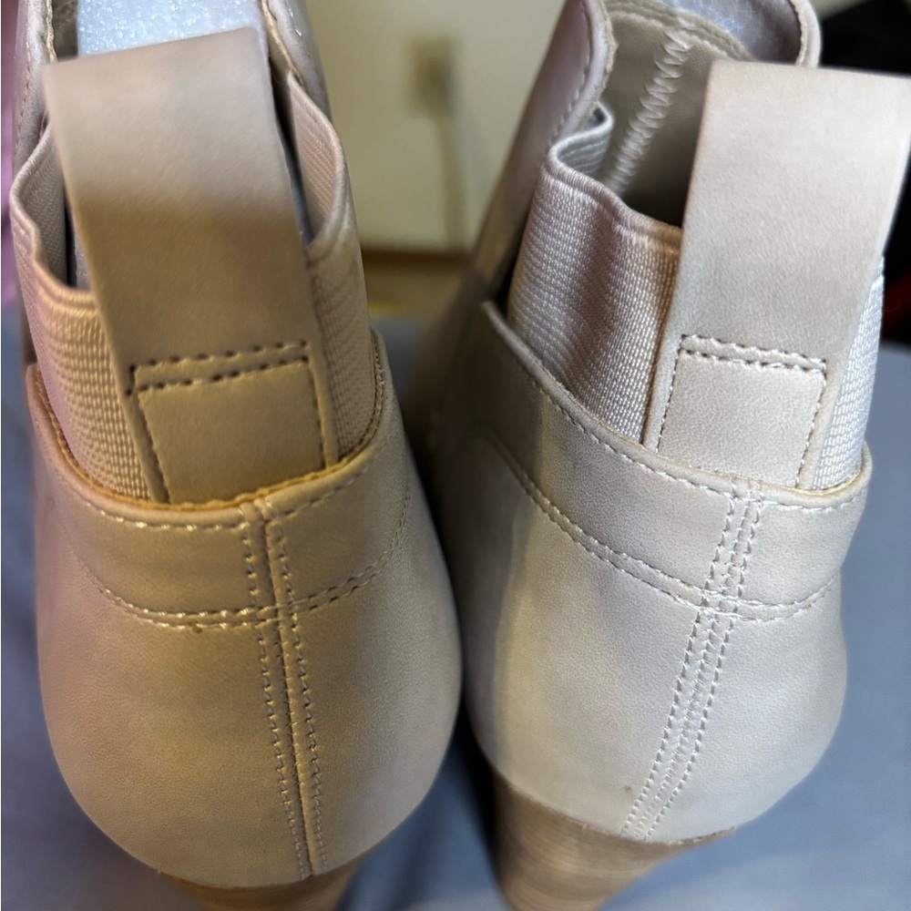 DV by Dolce Vita Beige Ankle Booties with Perforated Design Sz 9 - Picture 3 of 6